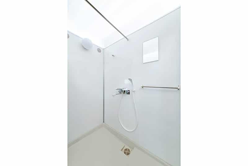 シャワー室内部