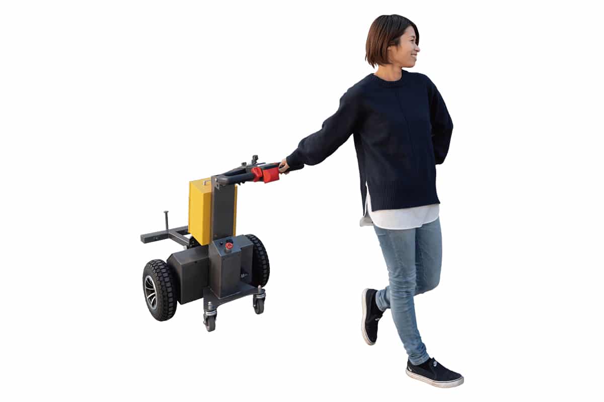 カゴ台車や重い荷物を女性でも楽に運べる電動アシストＥＶ牽引車「パワフルバディ」