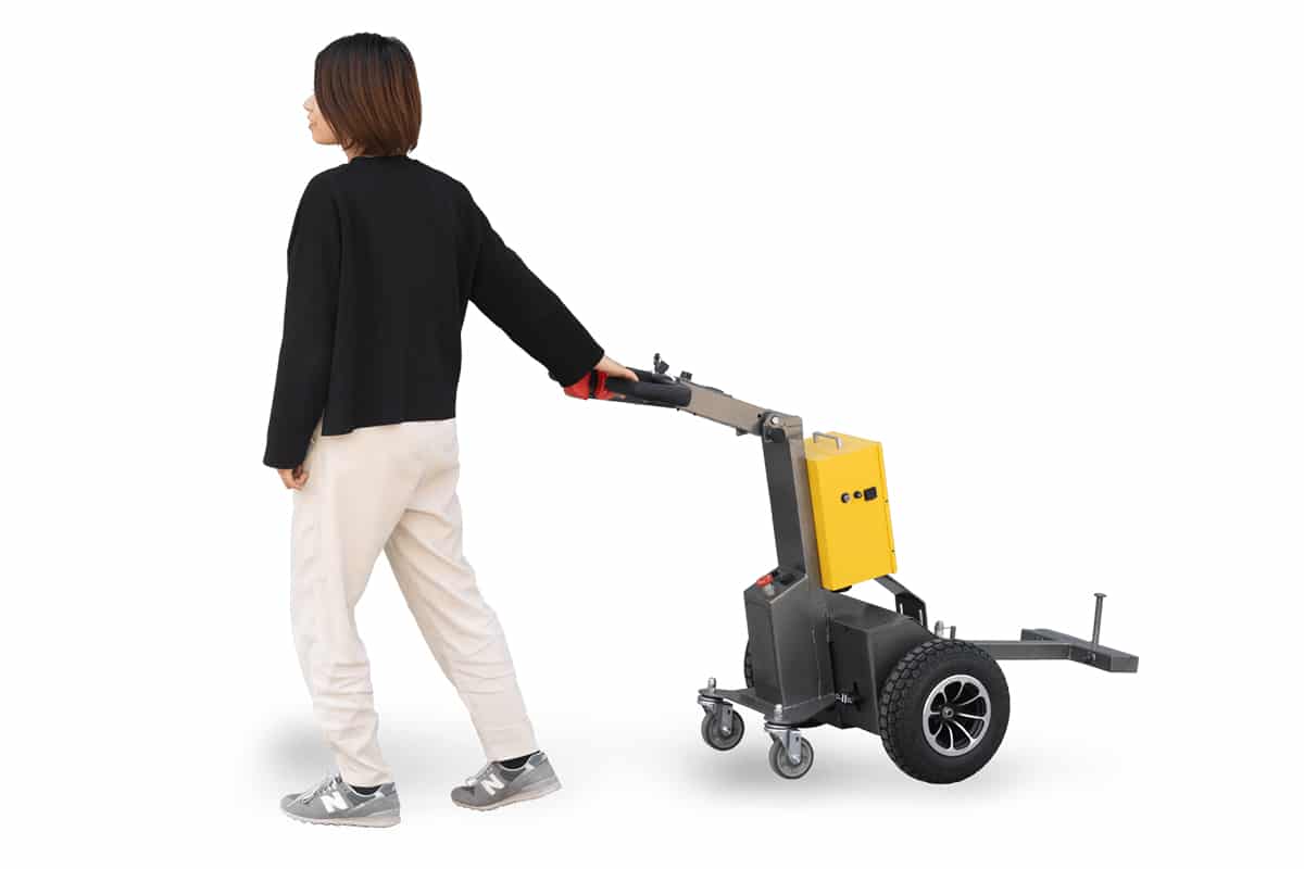 カゴ台車や重い荷物を女性でも楽に運べる電動アシストＥＶ牽引車「パワフルバディ」
