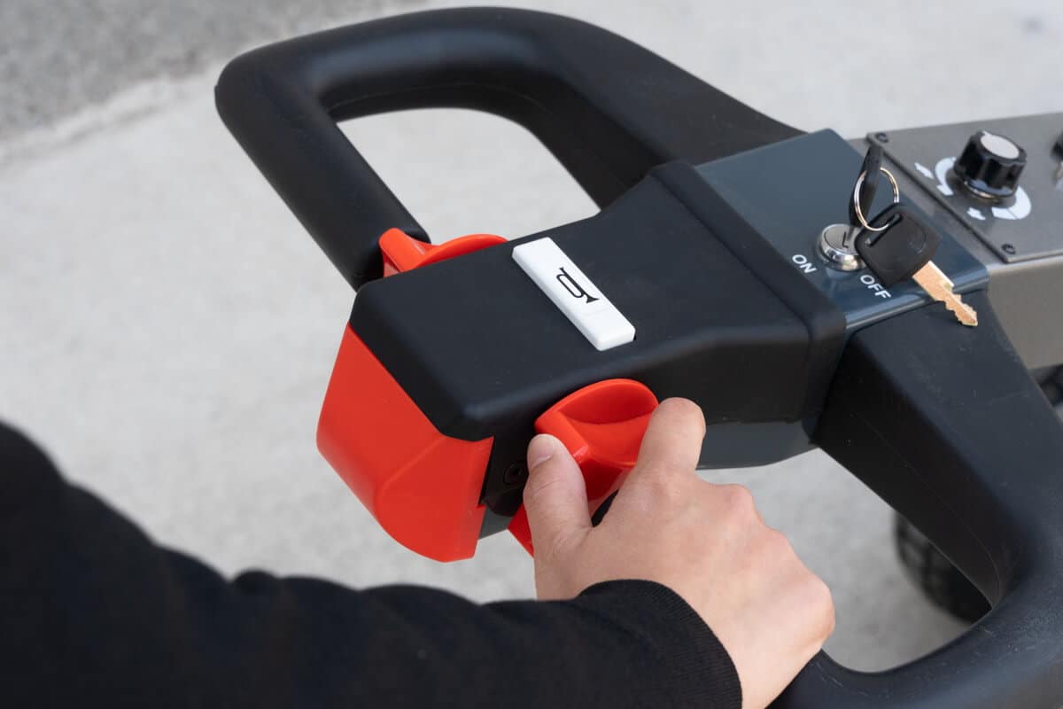 カゴ台車や重い荷物を女性でも楽に運べる電動アシストＥＶ牽引車「パワフルバディ」