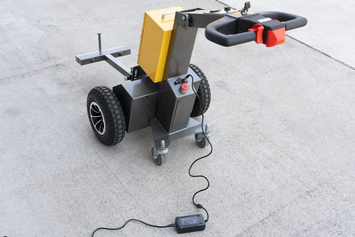 カゴ台車や重い荷物を女性でも楽に運べる電動アシストＥＶ牽引車「パワフルバディ」