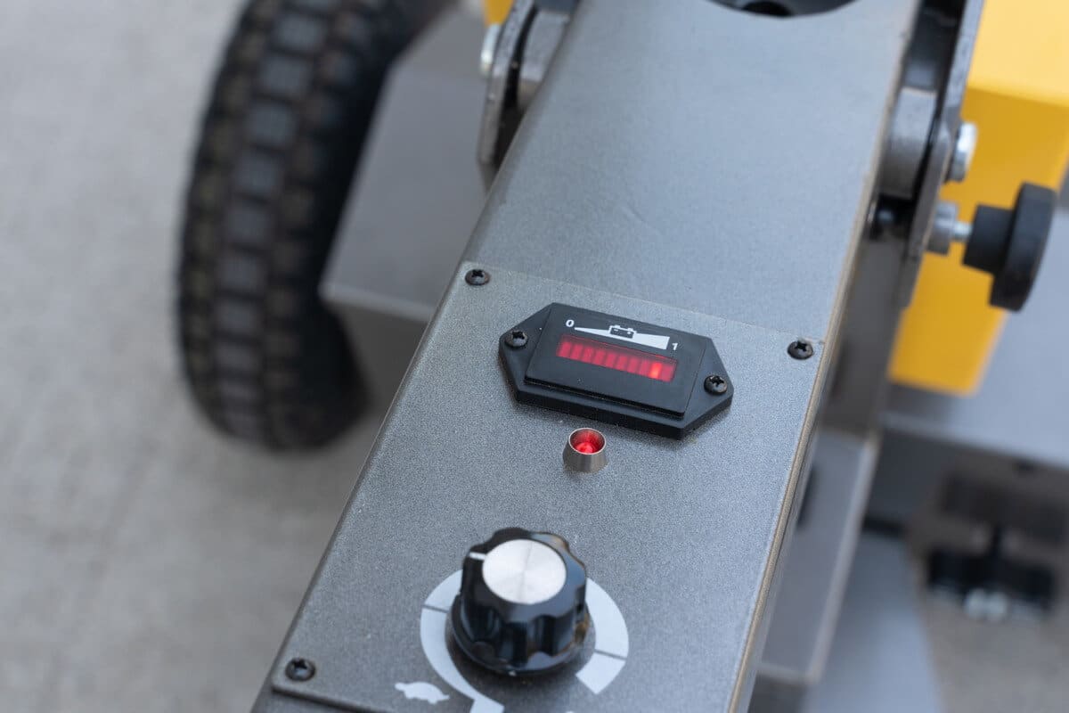 カゴ台車や重い荷物を女性でも楽に運べる電動アシストＥＶ牽引車「パワフルバディ」