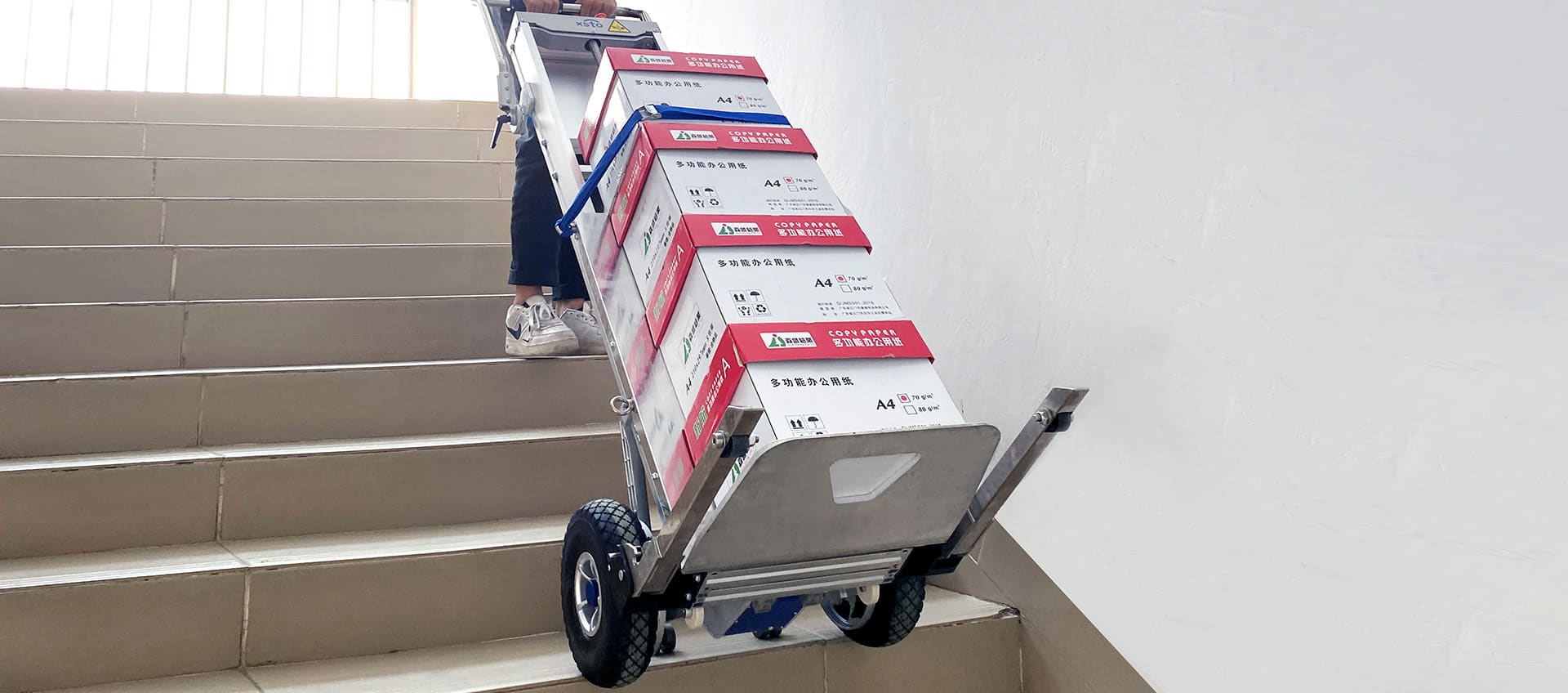 沖縄が抱える人手不足と物流課題に応える 階段昇降フォークリフト 1 kaidan syoukou01